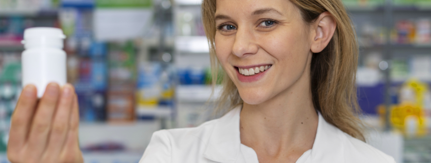 junge Frau, die in der Apotheke arbeitet